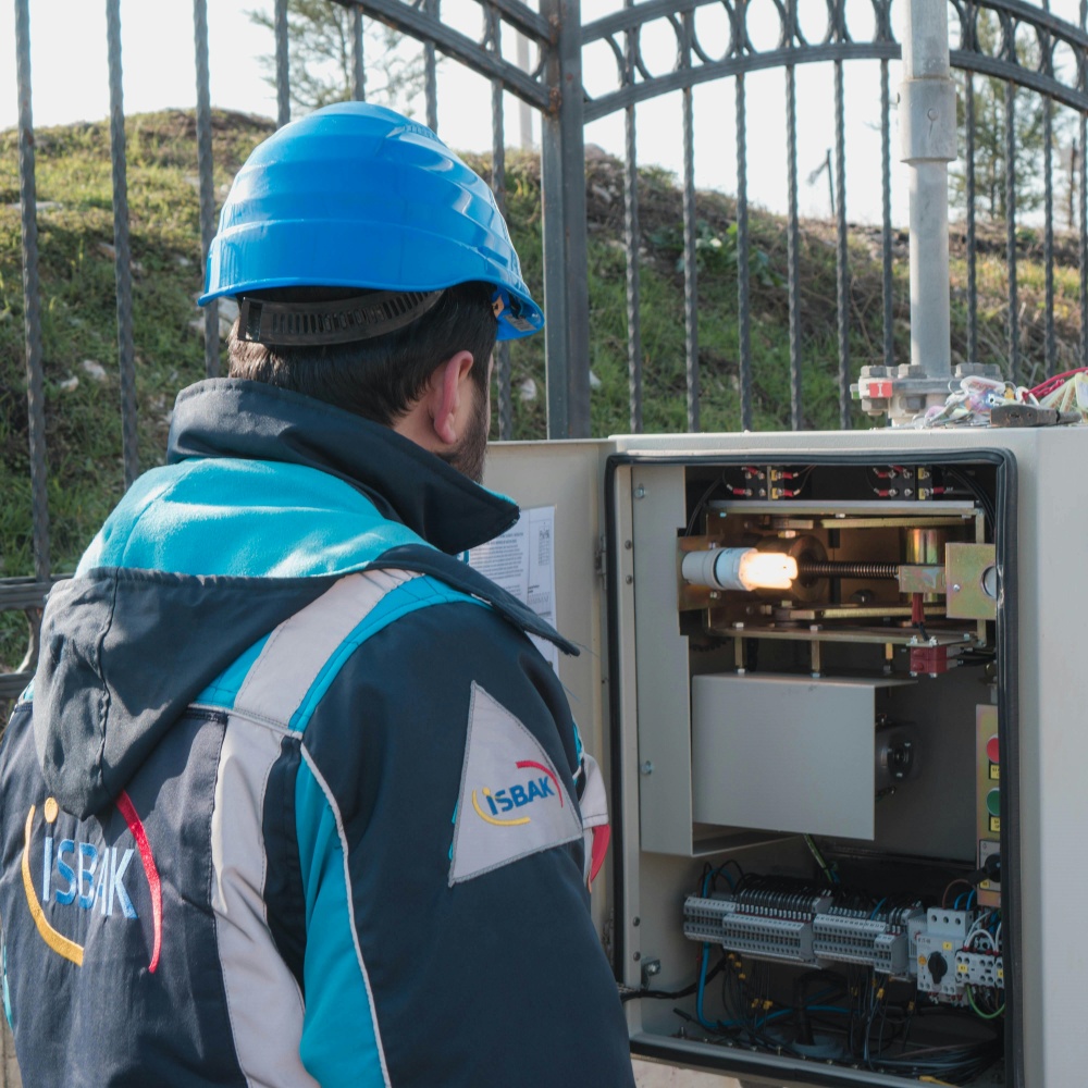 El papel central de los fusibles fotovoltaicos en los circuitos: protección de seguridad y protección contra sobrecargas