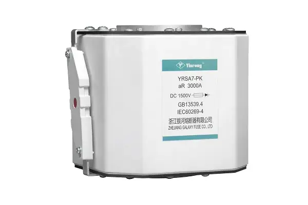 ¿Cómo mejora la seguridad del sistema un fusible de alta velocidad de cuerpo cuadrado?